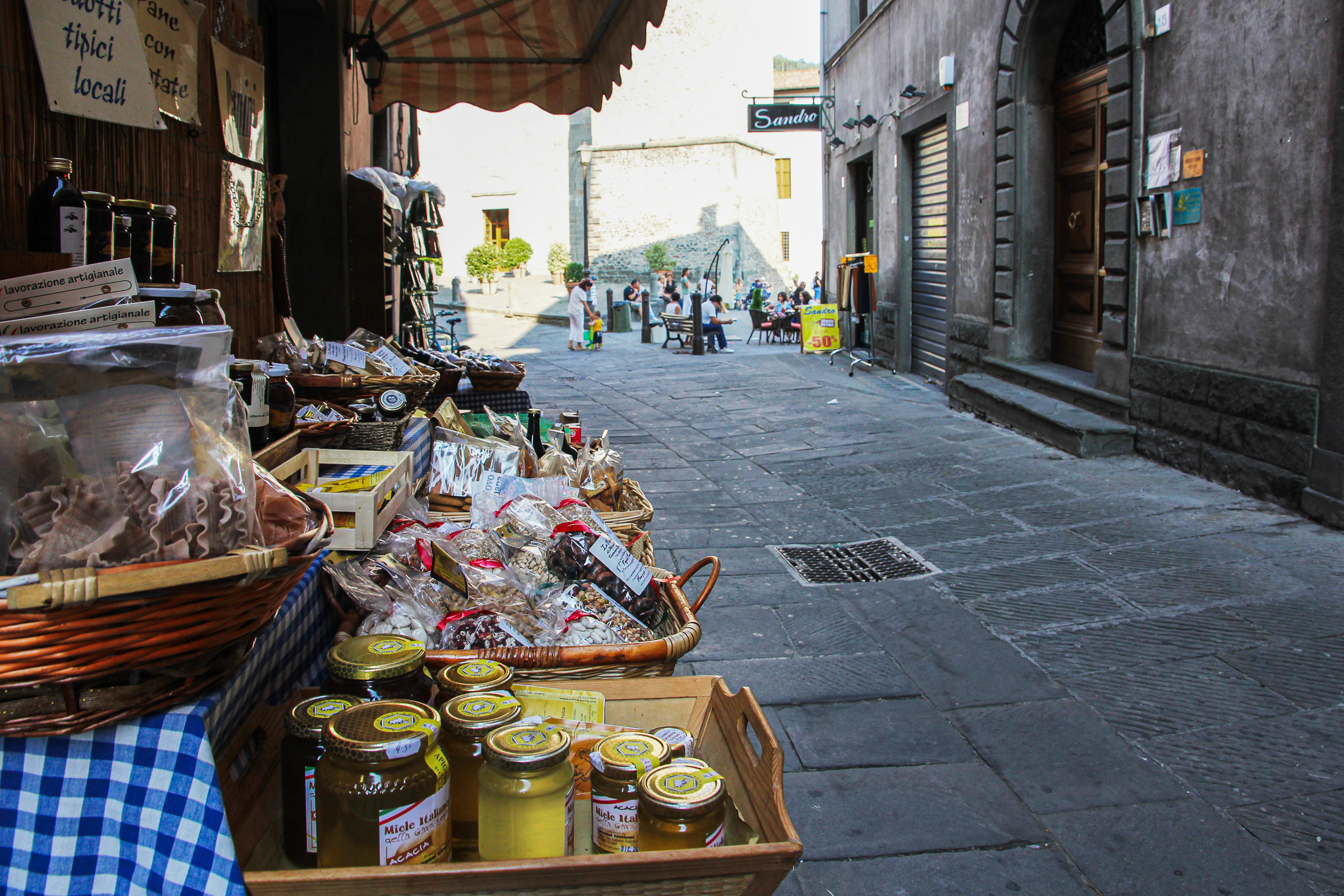 „Prodotti tipici locali" in der Gasse: Honig, Pilze, Kastanienmehl